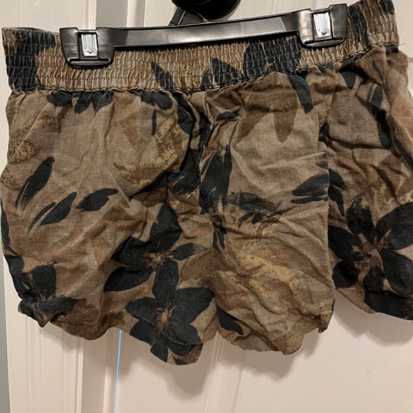 Camo / floral guess shorts - Picture 3 of 3